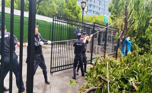 建設物業職工勇戰臺風“貝碧嘉”